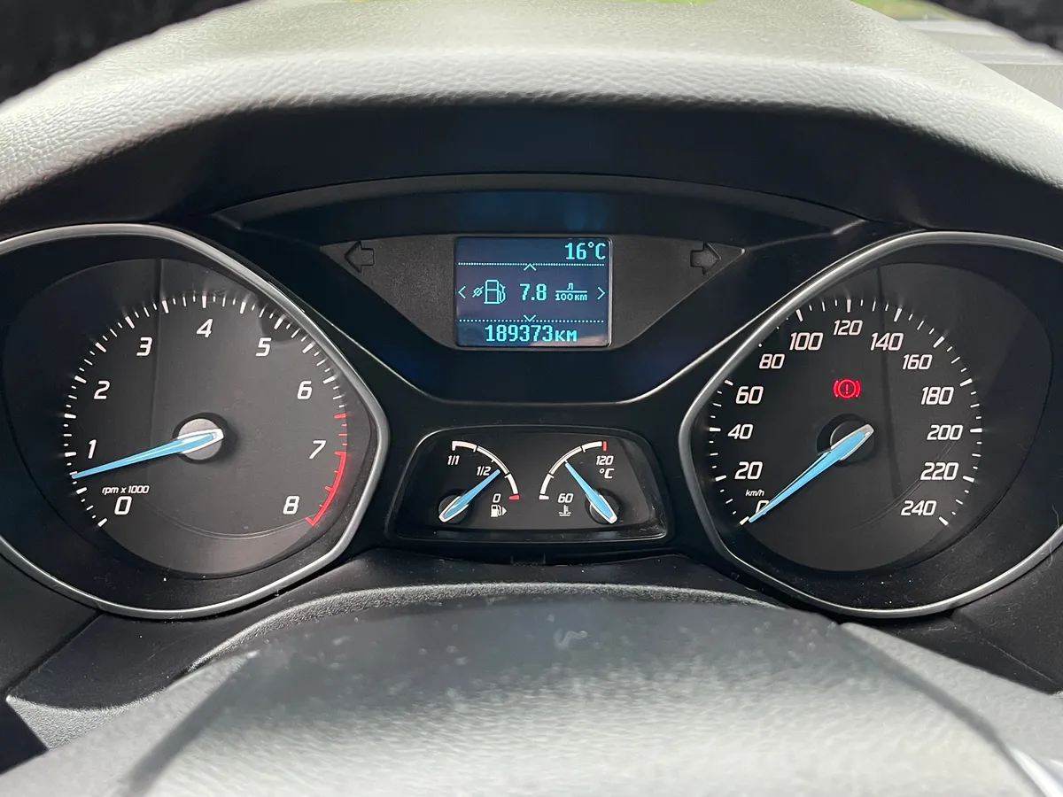 Ford Focus 1.6 MT (105 л.с.)