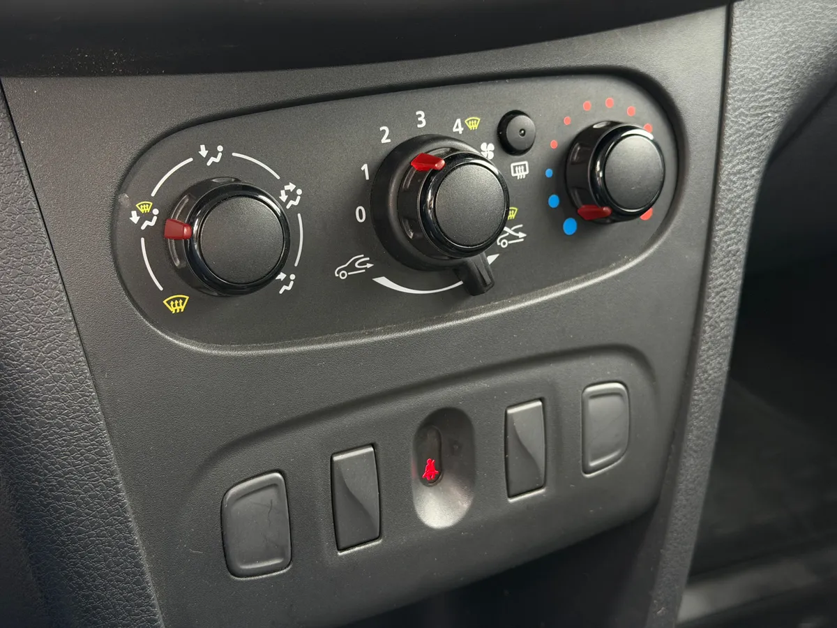 Renault Sandero 1.6 MT (82 л.с.)
