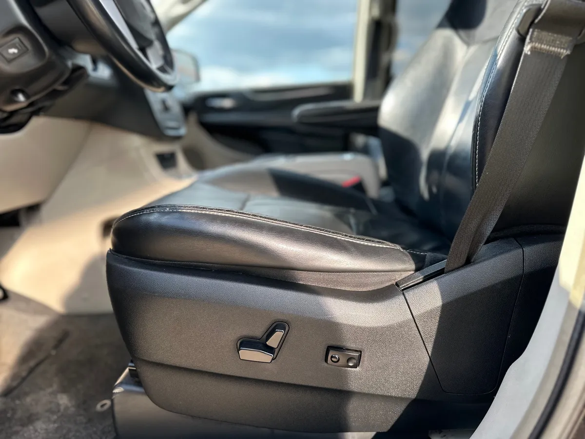 Chrysler Town & Country 3.6 AT (287 л.с.)