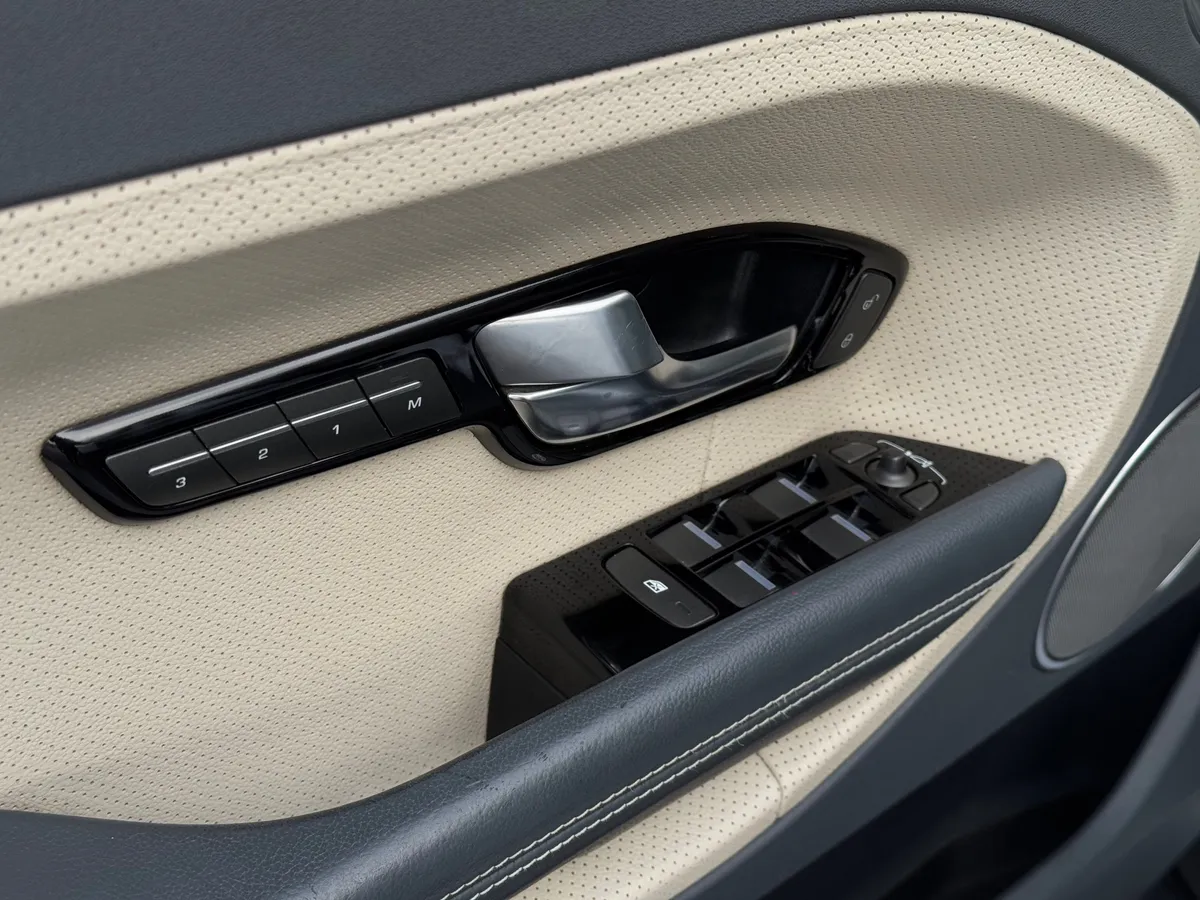 Land Rover Range Rover Evoque 2.2 TD4 AT (150 л.с.)