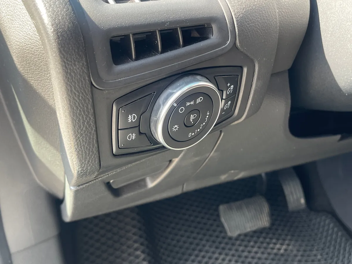 Ford Focus 1.6 Ti-VCT PowerShift (105 л.с.), 2018 — фото 9